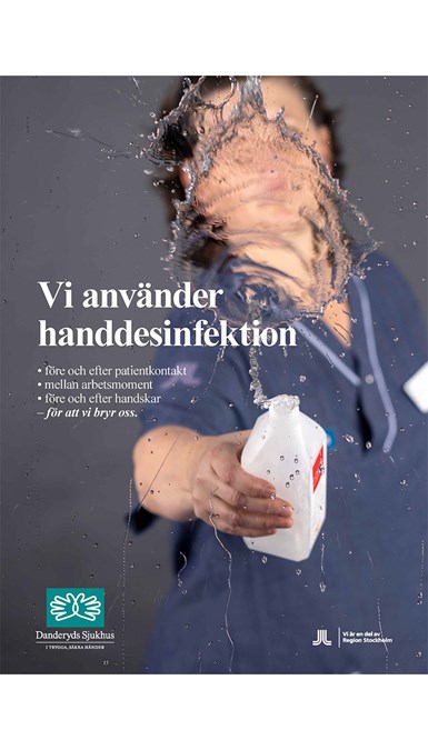 Vårdanställd som skvätter handsprit mot kameran. Texten uppmanar att följa basala hygien- och klädrutiner.